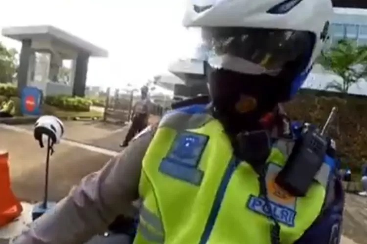 Oknum polisi yang kuras bensin pengendara motor meski telah ditilang. (X @randomable_)